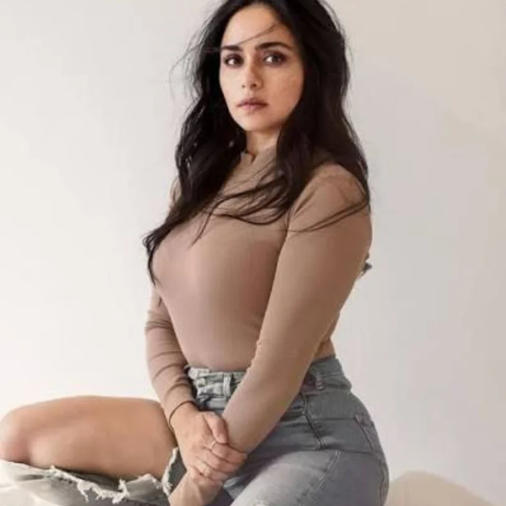 Amruta Khanvilkar as Mitali Kamath