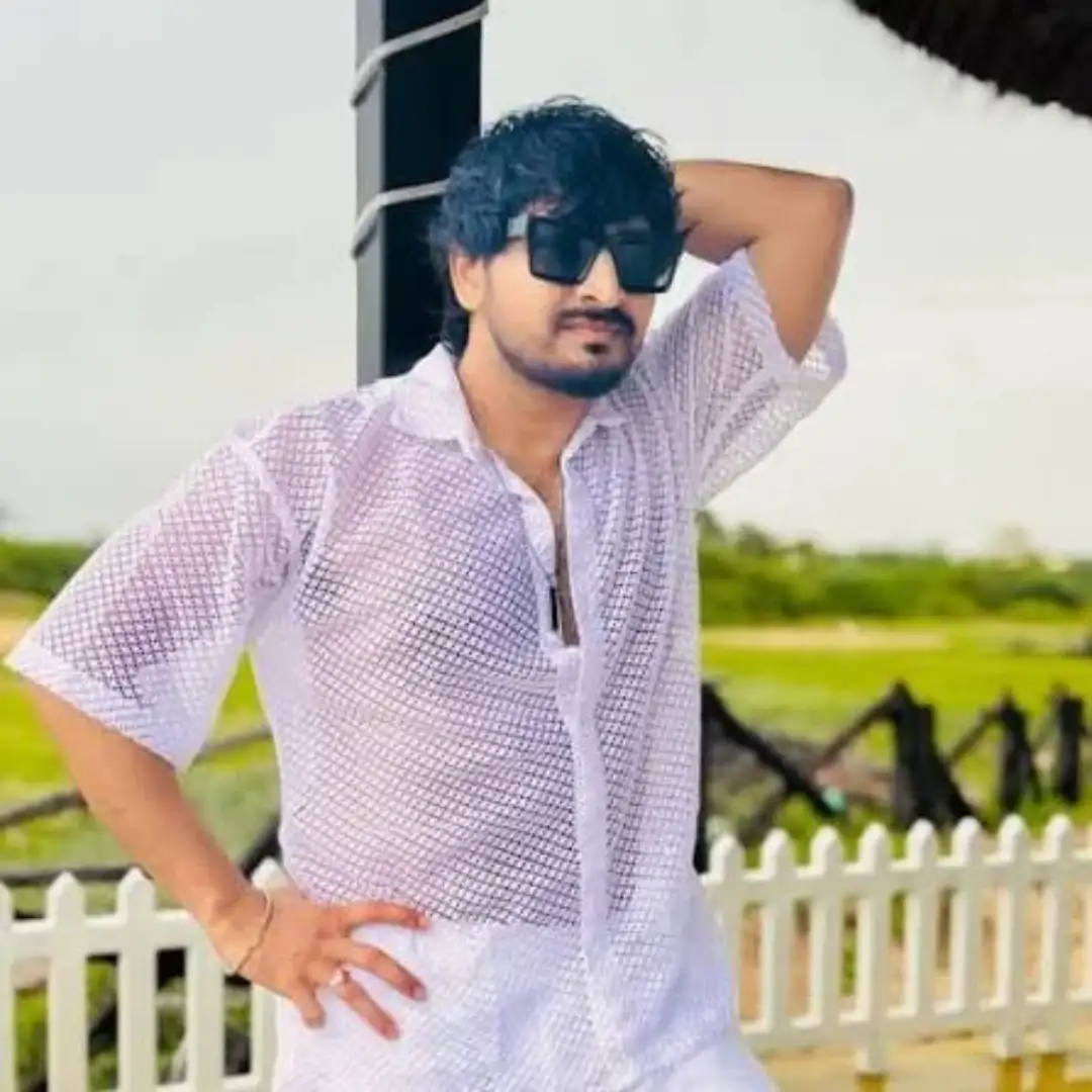 Yashwant Kanigiri as Manoj